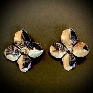 NWT Claire's Silver Tone Floral Post Earrings